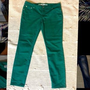 Size 13 but fits like 8-10 Kelly Green pants